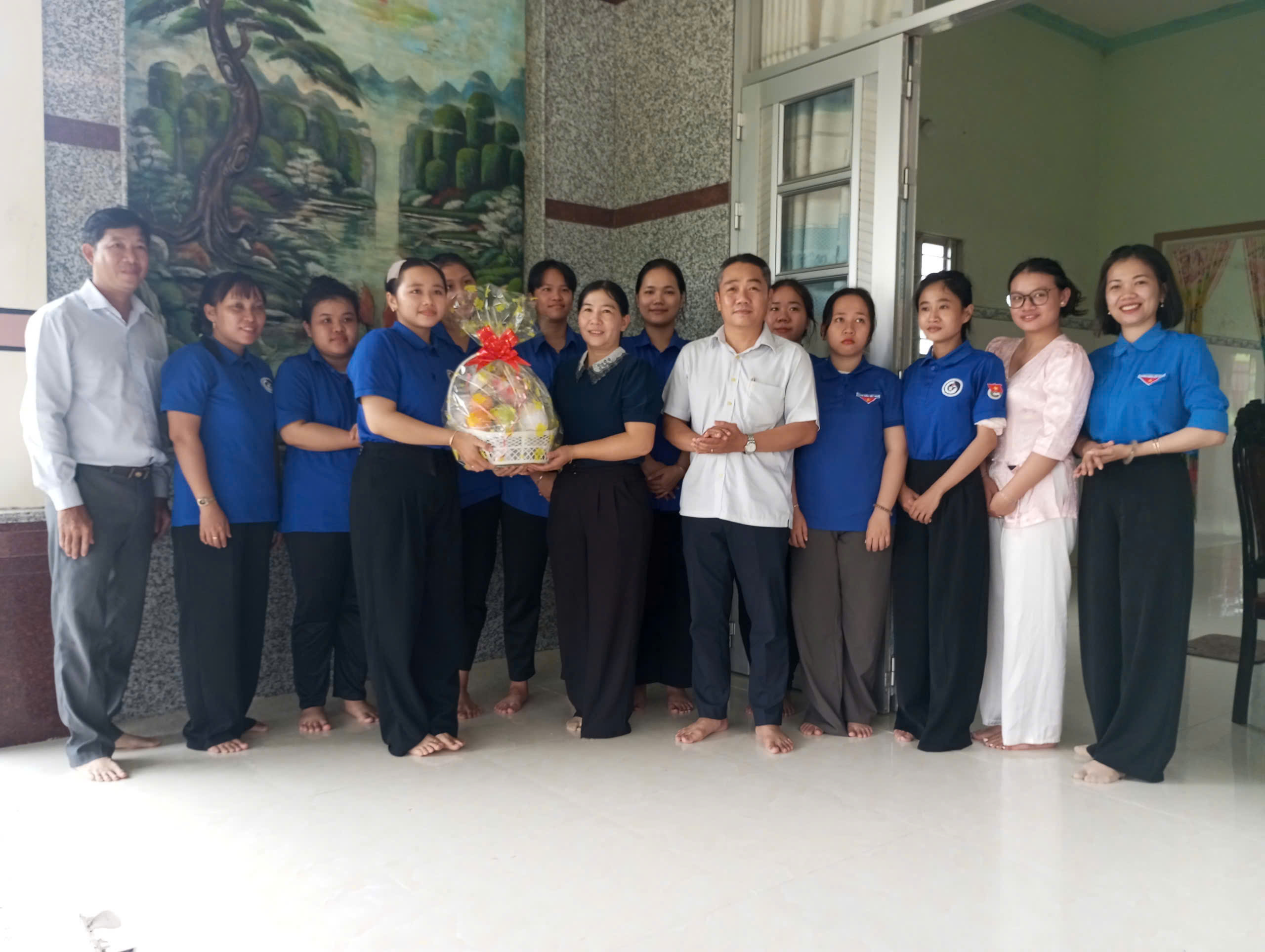 Lãnh đạo xã Tân Thủy thăm chiến sĩ tham gia chiến dịch TNTN hè