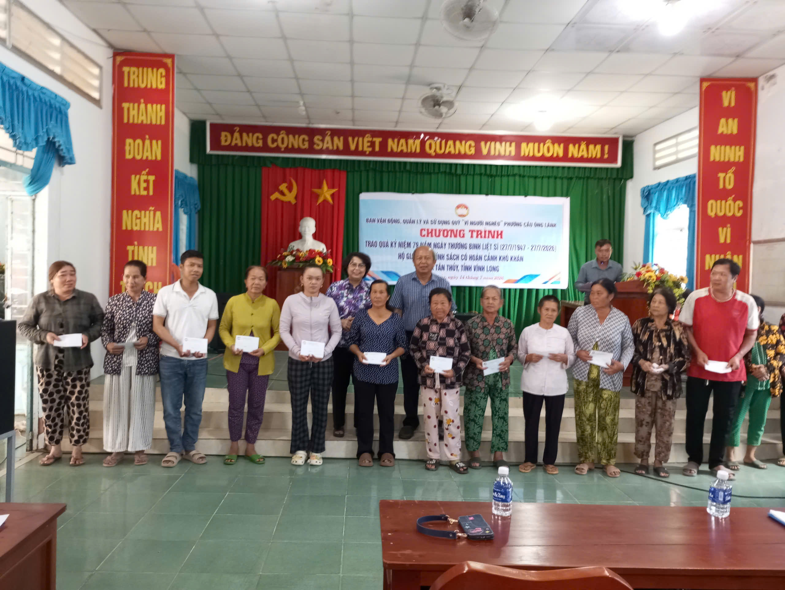Tặng 100 phần quà cho gia đình chính sách ở xã Tân Thủy