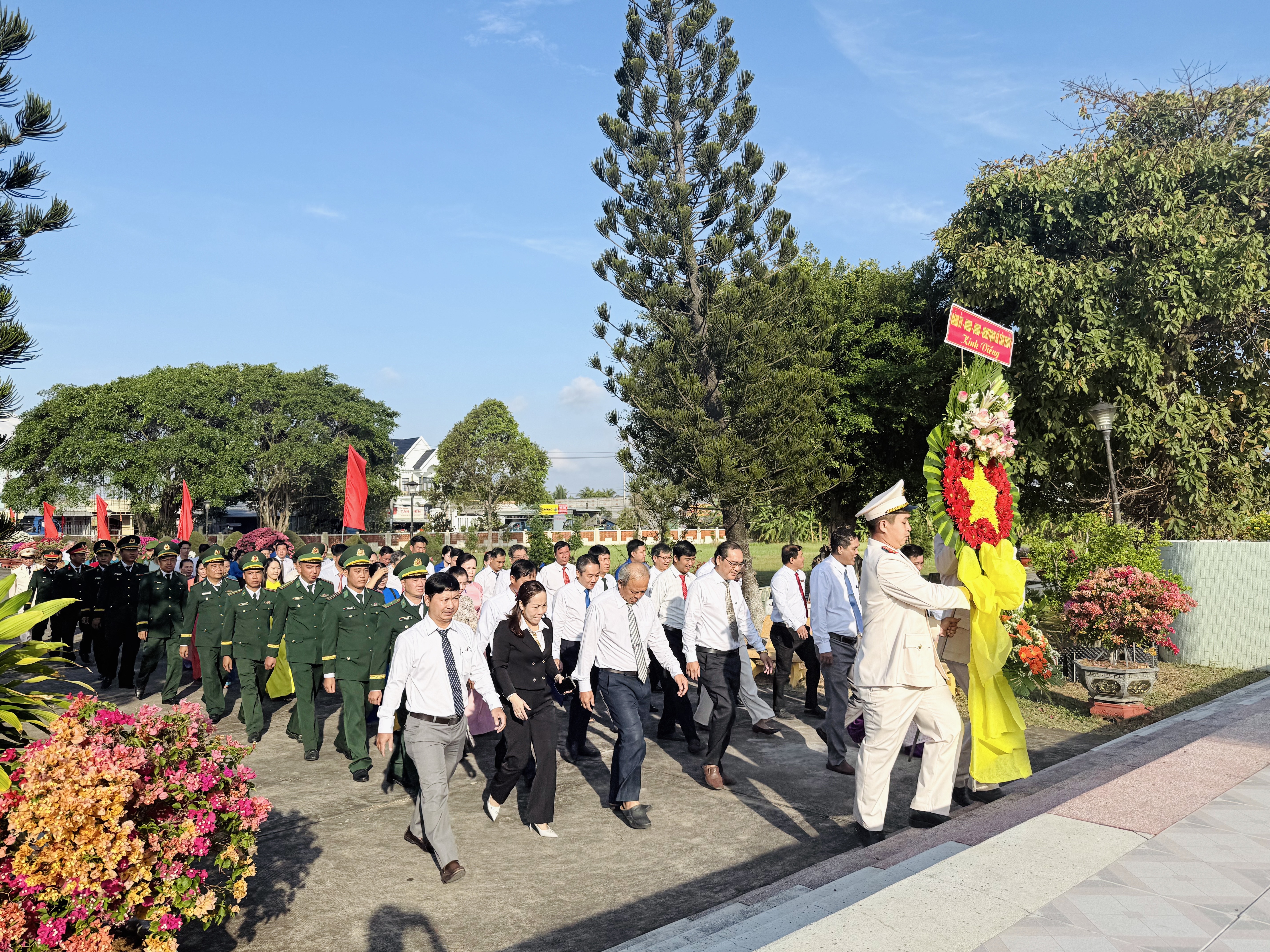 THÁNG TƯ LỊCH SỬ - TRANG NGHIÊM LỄ VIẾNG NGHĨA TRANG VÀ ĐỀN THỜ LIỆT SĨ XÃ TÂN THỦY