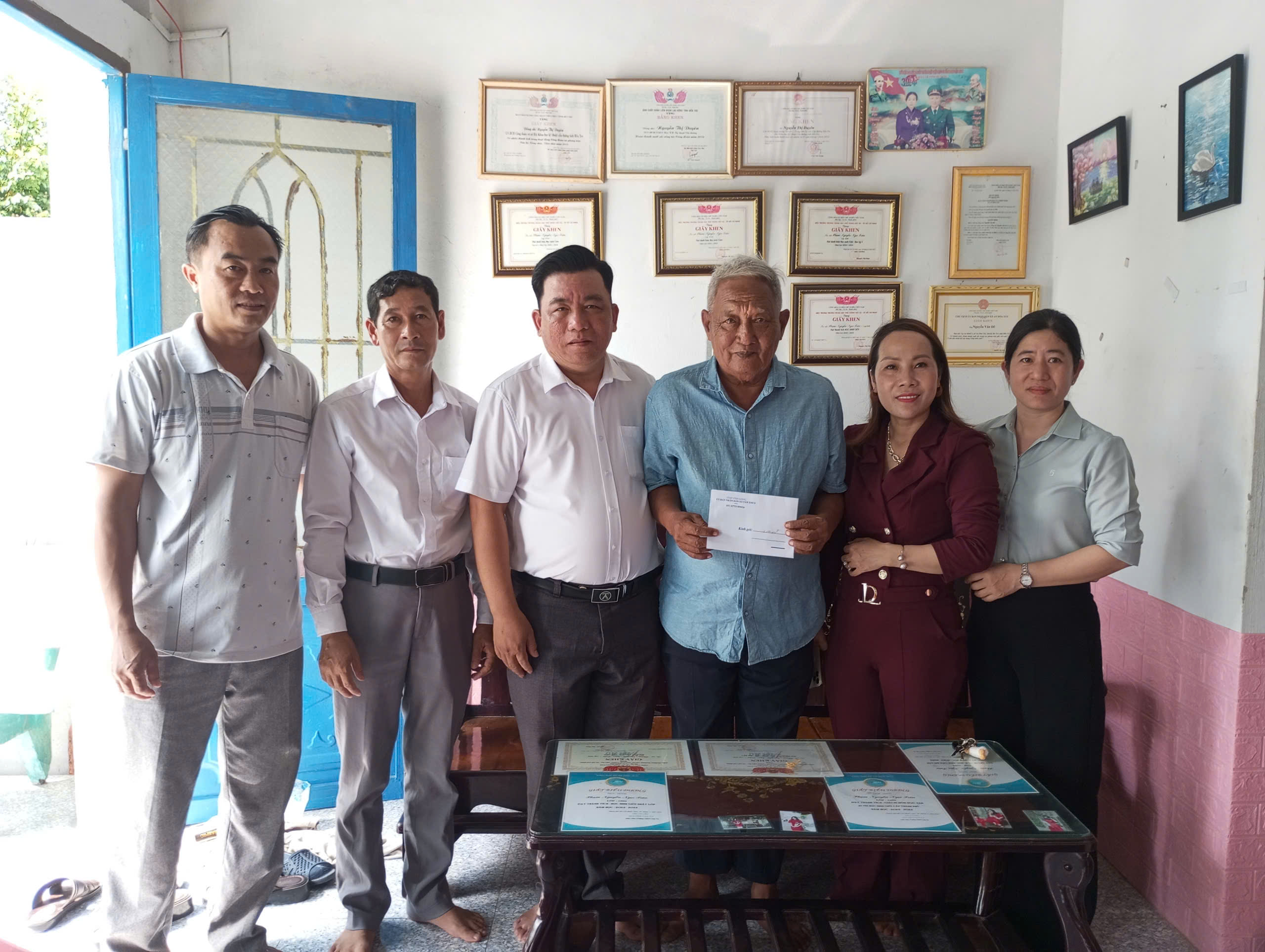 Trao quà của Đoàn Đại biểu Quốc hội tỉnh Vĩnh Long cho người có công với cách mạng