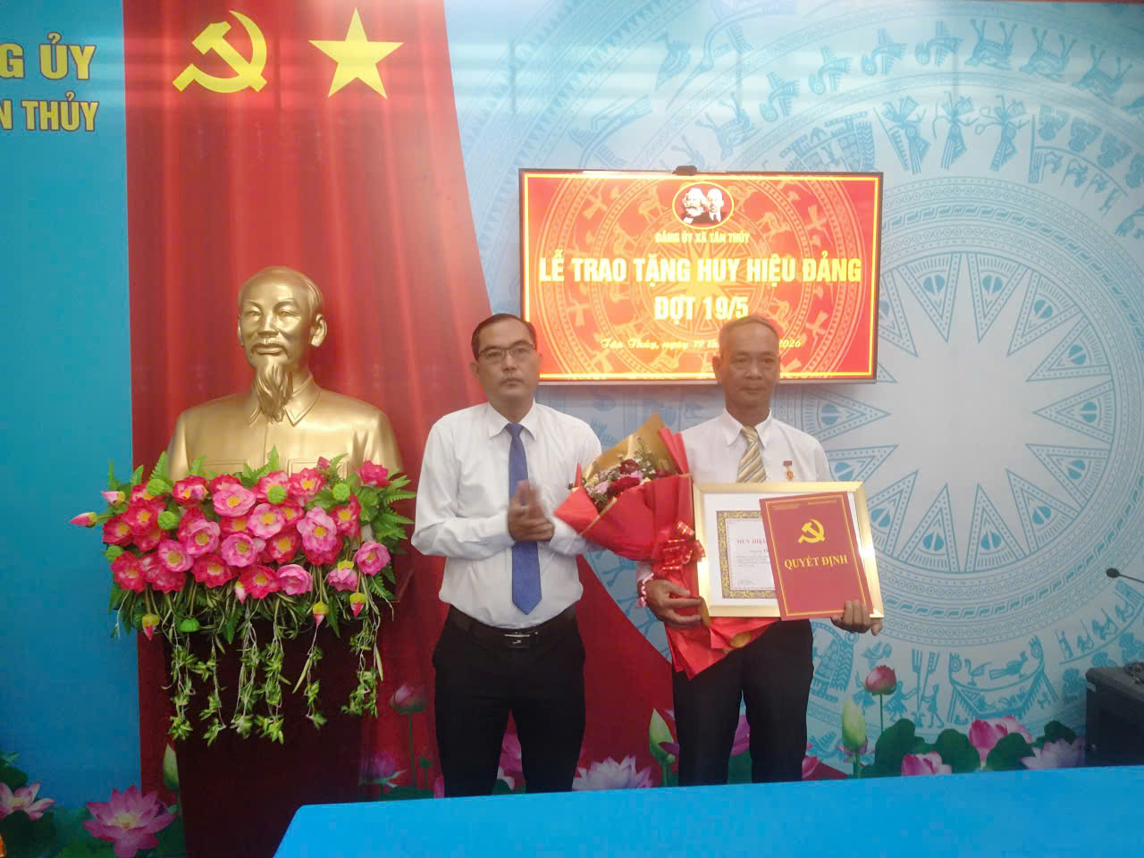Xã Tân Thủy trao huy hiệu Đảng đợt 19/5/2026