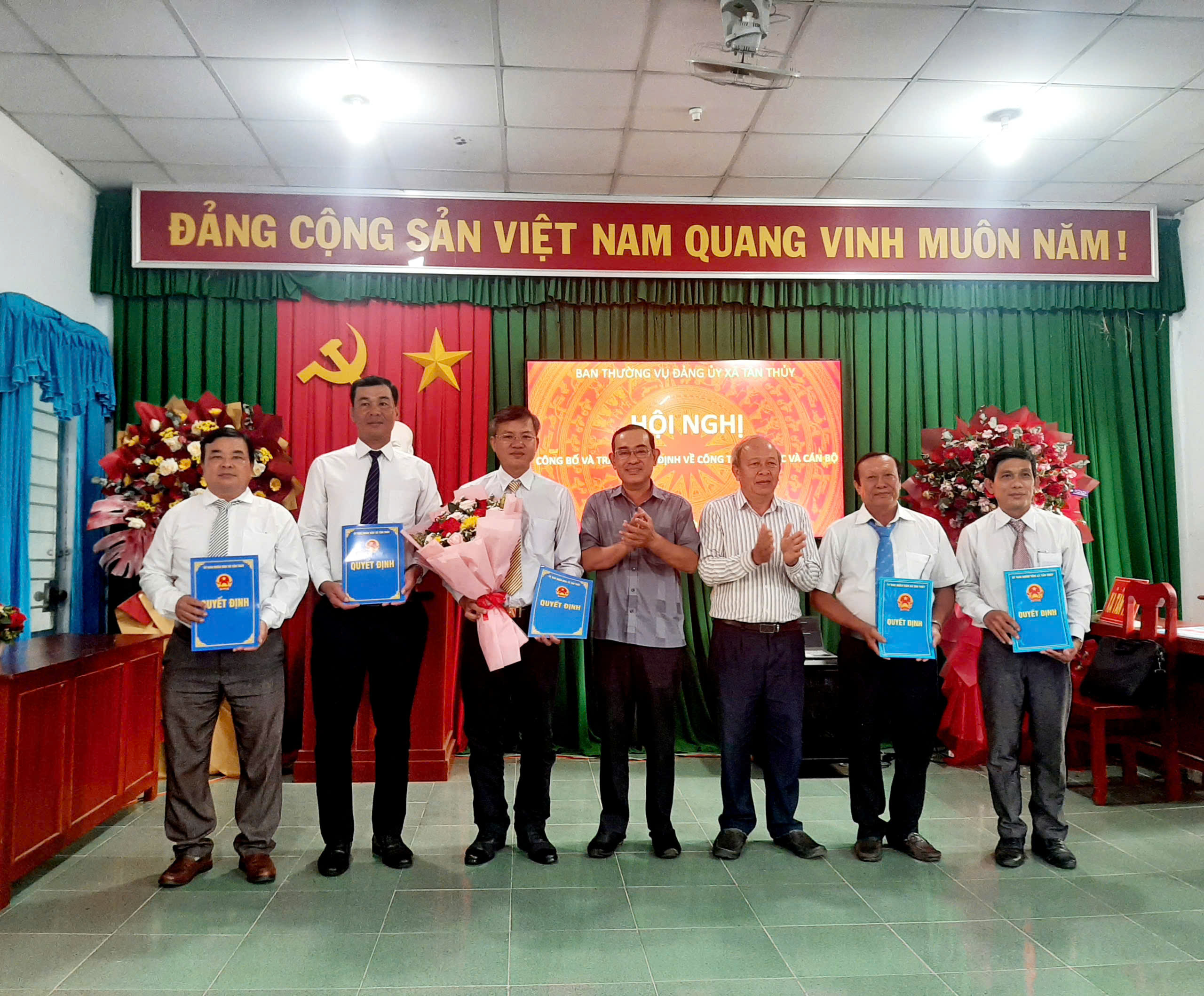 Xã Tân Thủy công bố, trao các quyết định về tổ chức bộ máy và công tác cán bộ