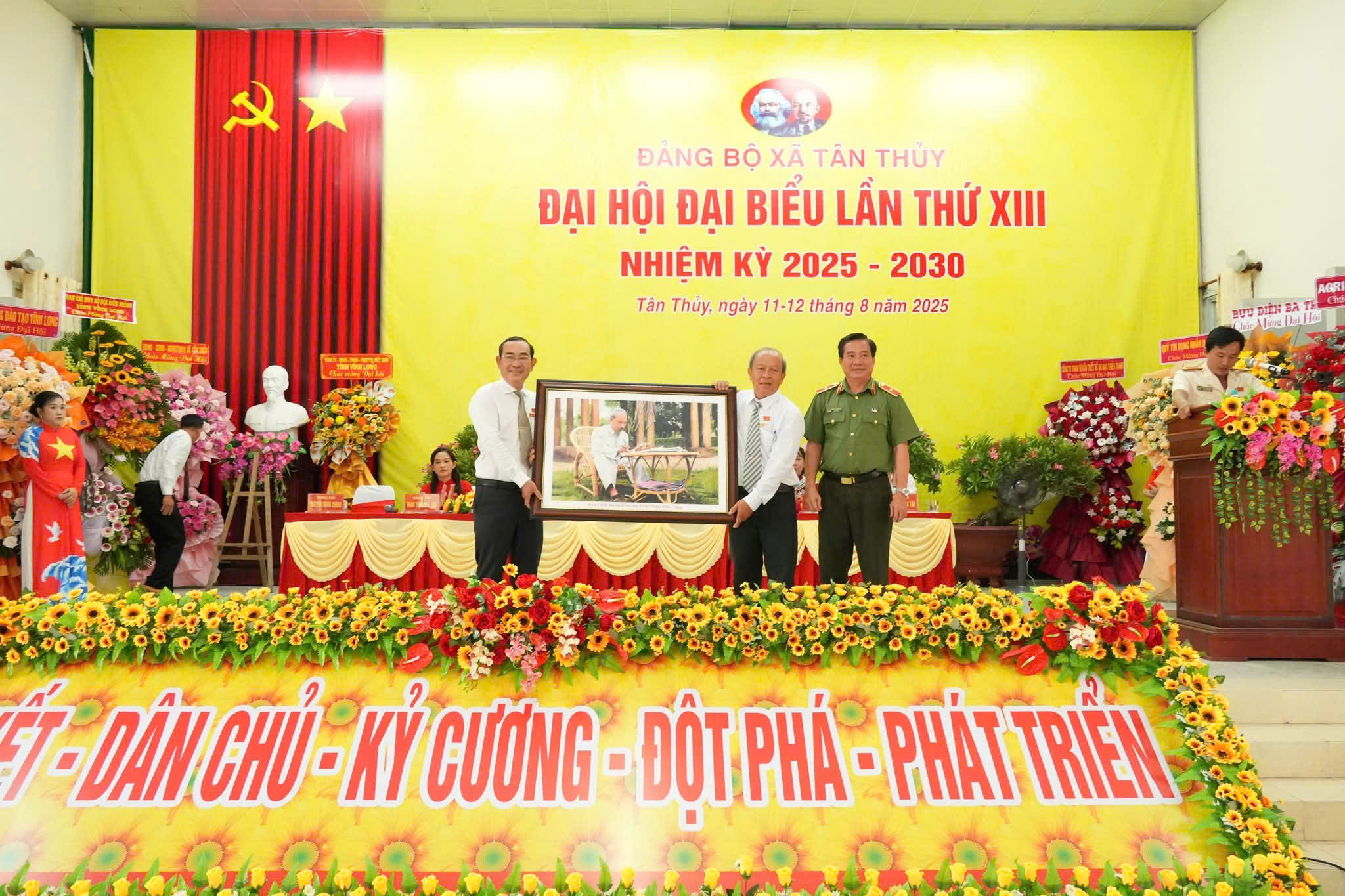 ĐẠI HỘI ĐẠI BIỂU ĐẢNG BỘ XÃ TÂN THỦY LẦN THỨ XIII, NHIỆM KỲ 2025 – 2030 THÀNH CÔNG RỰC RỠ