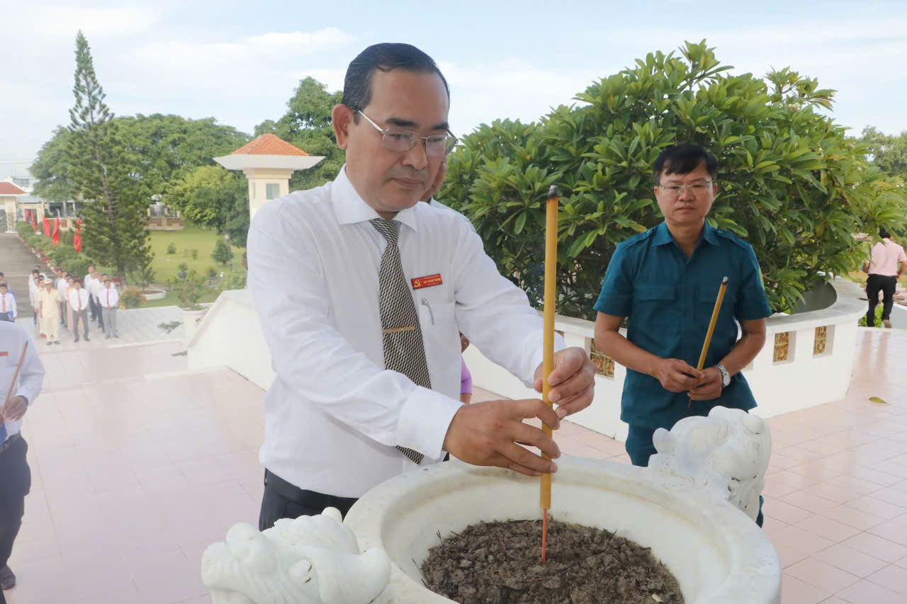 Lãnh đạo xã viếng Nghĩa trang Liệt sĩ nhân dịp Quốc khánh 02/9