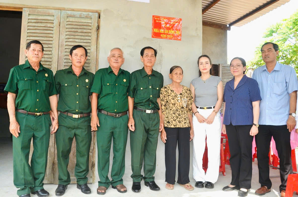 Bàn giao 2 căn nhà “Mái ấm đồng đội” cho cựu chiến binh xã Tân Thủy