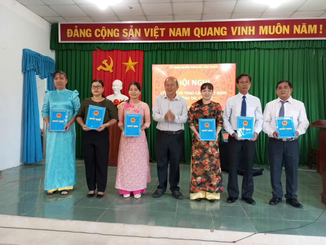 Xã Tân Thủy công bố và trao các Quyết định về công tác cán bộ